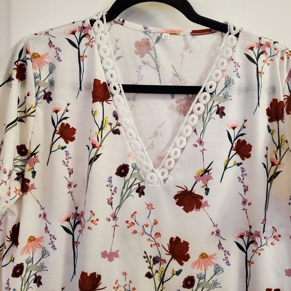 White short sleeve crochet trim v neck knit top size XL - Picture 2 of 4